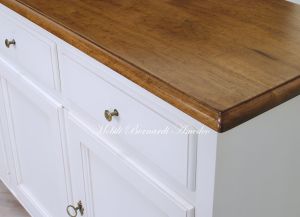 Credenza in legno massiccio con finitura colore bianco e top in legno di noce lunghezza 2 metri